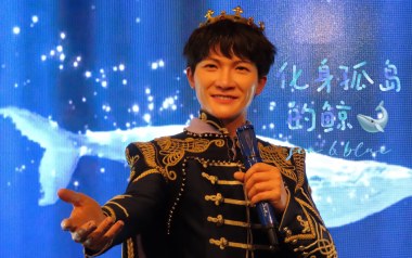 周深《化身孤岛的鲸》吉他谱 C调指法弹唱谱